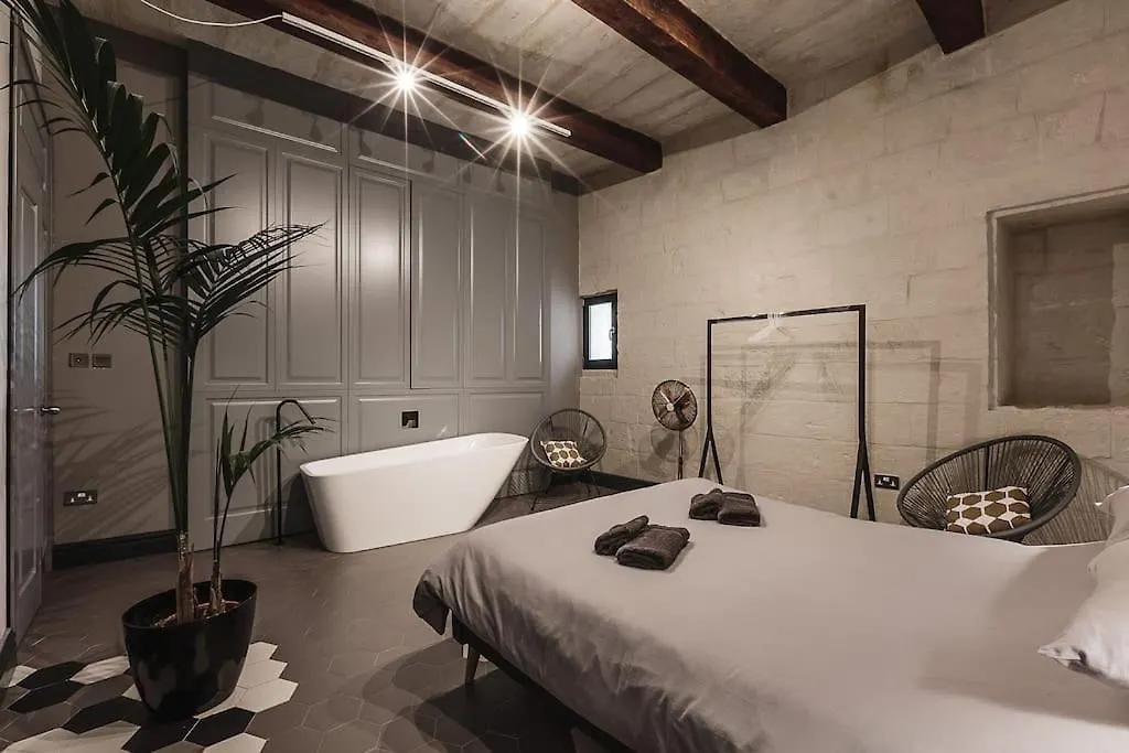 Apartment Rabat L.O. Mdina-Designer House The Bedroom-Tub Malta