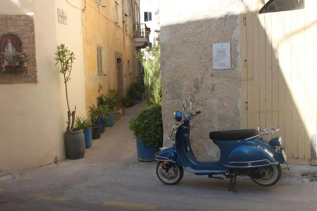 Apartment Rabat L.O. Mdina-Designer House The Bedroom-Tub Malta