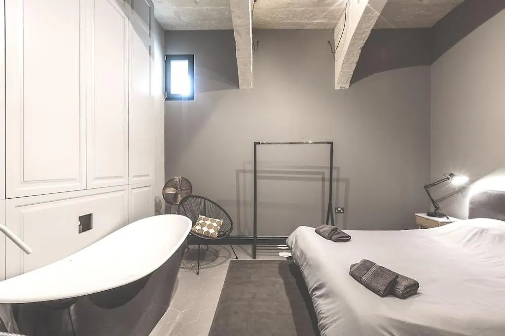 Apartment Rabat L.O. Mdina-Designer House The Bedroom-Tub